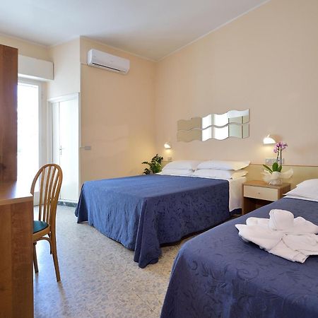 Hotel Oltremar B&B Cattolica Ngoại thất bức ảnh