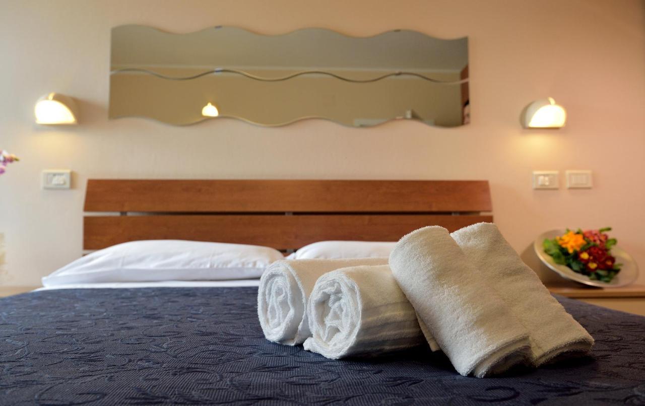 Hotel Oltremar B&B Cattolica Ngoại thất bức ảnh