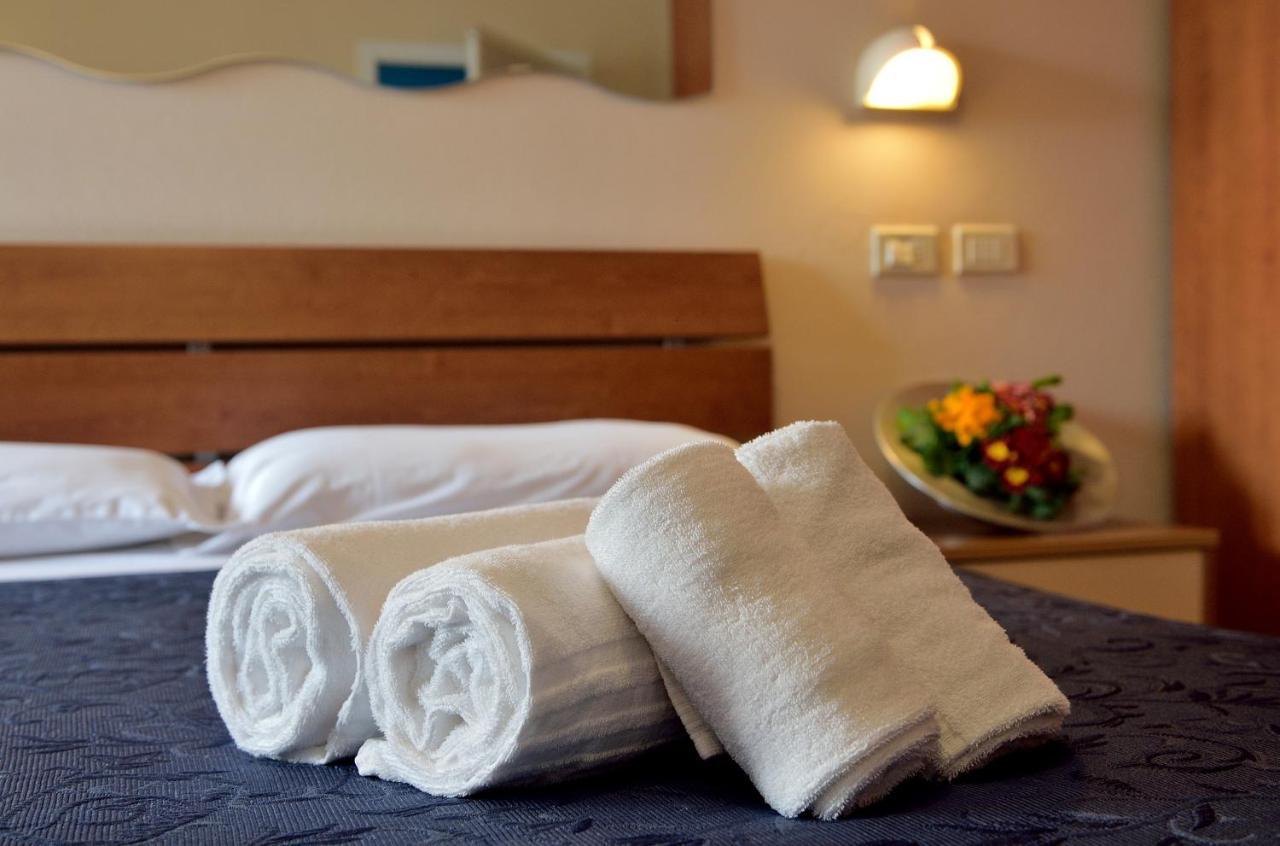 Hotel Oltremar B&B Cattolica Ngoại thất bức ảnh